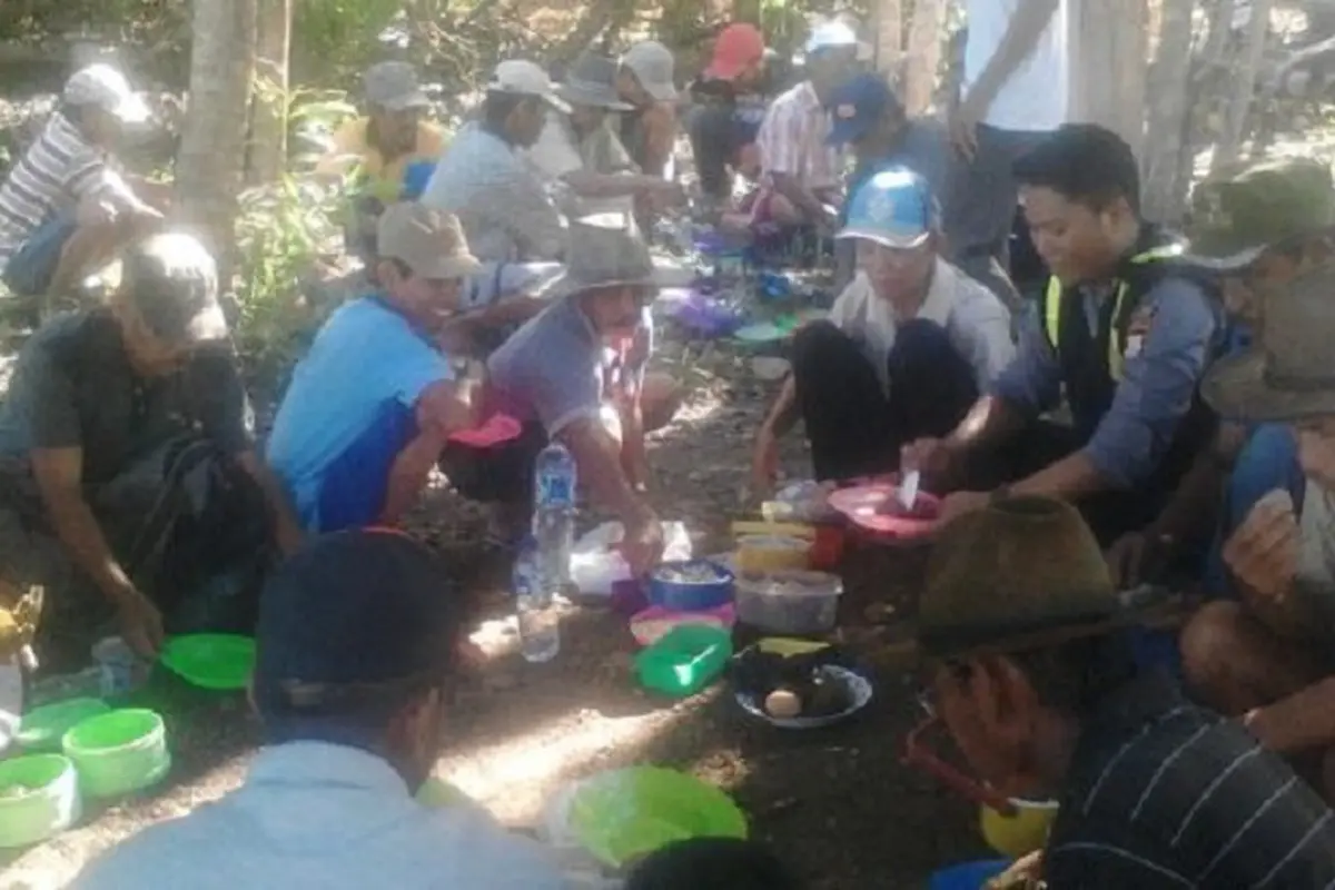 Berantas Hama Babi, Warga Wajo Ajak Polisi Makan Bersama