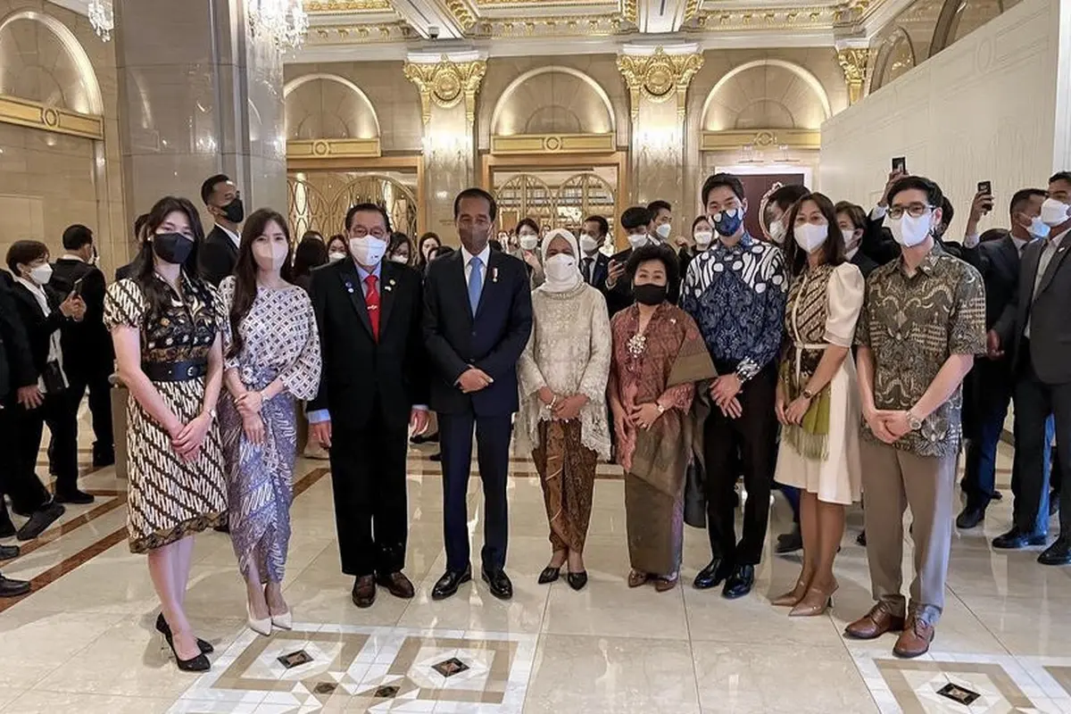 Penampilan serba batik Youtuber dengan Konten Indonesia-Korea saat bertemu Jokowi