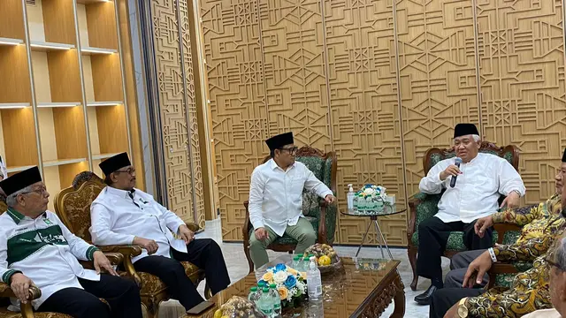 Mantan Ketua Umum Majelis Ulama Indonesia (MUI) Din Syamsuddin menyambangi DPP PKB, Jakarta Pusat, Jumat (3/11/2023). Dia disambut Ketua Umum PKB Muhaimin Iskandar (Cak Imin) dan jajaran DPP PKB lainnya.