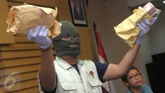 Petugas KPK saat memegang uang sitaan sebesar Rp150 juta sebagai barang bukti di Kantor KPK, Jakarta, (24/5/2016).KPK turut menyita uang Rp 650 juta dalam operasi tangkap tangan (OTT) terhadap Ketua PN  Kepahiang, Janner Purba. (Liputan6.com/Helmi Afandi)