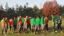 Para pemain Timnas Indonesia U-19 berdiskusi usai latihan di Paju National Football Centre, Gyeonggi, Minggu (29/10/2017). Persiapan dilakukan Timnas U-19 jelang laga Kualifikasi Piala Asia 2018. (Bola.com/Media PSSI)