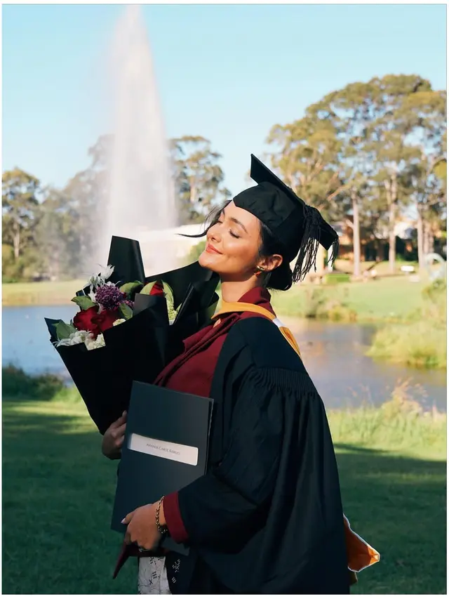 6 Potret Gaya Amanda Rawles Wisuda di Sydney, Memukau dengan Blazer Merah Marun