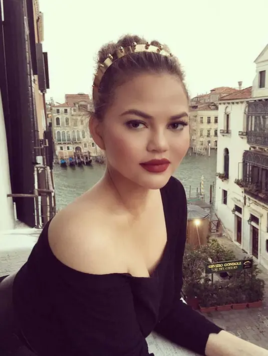 Setelah berita ini ramai tersiar, ternyata Chrissy pun memberi tanggapannya lewat akun media sosialnya dan mengatakan bahwa kejadian ini sudah terjadi pada 11 tahun lalu, ia juga menceritakan kondisi yang sebenarnya. (Instagram/Chrissy Teigen)