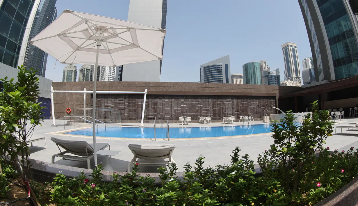 Hotel Pullman Doha West-Bay juga menyediakan kolam renang yang luas dan fasilitas spa. (AFP/Karim Jaafar)