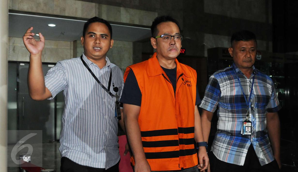 Fahmi Darmawansyah usai menjalani pemeriksaan perdana sebagai tersangka kasus dugaan suap pengadaan alat monitoring satelit di Badan Keamanan Laut (Bakamla) di Gedung KPK, Jakarta, Selasa (27/12). (Liputan6.com/Helmi Afandi)