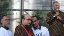 Penyidik senior KPK Novel Baswedan (dua kiri) berbincang dengan mantan Ketua KPK Abraham Samad (dua kanan) saat Ketua KPK Agus Rahardjo (kanan) berbicara dalam penyambutan dirinya di Gedung KPK, Jakarta, Jumat (27/7). (Merdeka.com/Dwi Narwoko)