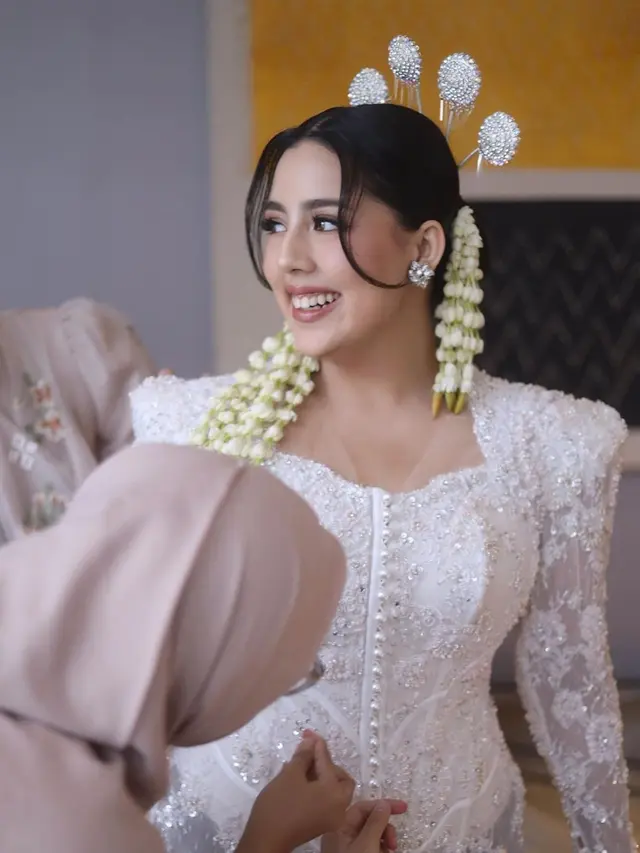 8 Potret Detail Penampilan Nessie Judge saat Akad dan Resepsi, Memesona