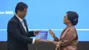 Menteri Keuangan Purbaya Yudhi Sadewa bersama pejabat lama Sri Mulyani Indrawati saat serah terima jabatan di Kantor Kementerian Keuangan, Jakarta, Selasa (9/9/2025). (merdeka.com/Arie Basuki)