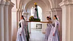 Sejumlah remaja mengenakan pakaian tradisional Sorbs memikul patung Bunda Maria saat mengikuti prosesi Whit Monday di gereja di Rosenthal, Jerman (21/5). Prosesi tradisional ini di gelar di dekat perbatasan Jerman-Polandia. (AP Photo / Jens Meyer)