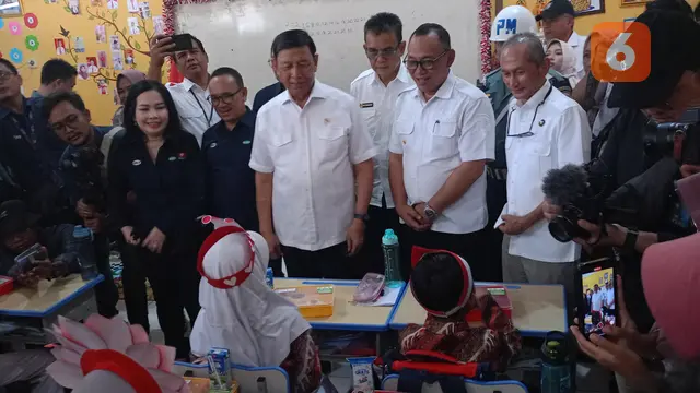 Wiranto Pantai Program Makan Siang Gratis Bersama Walikota Cilegon, Helldy Agustian. (Rabu, 21/08/2024). (Yandhi Deslatama/Liputan6.com).