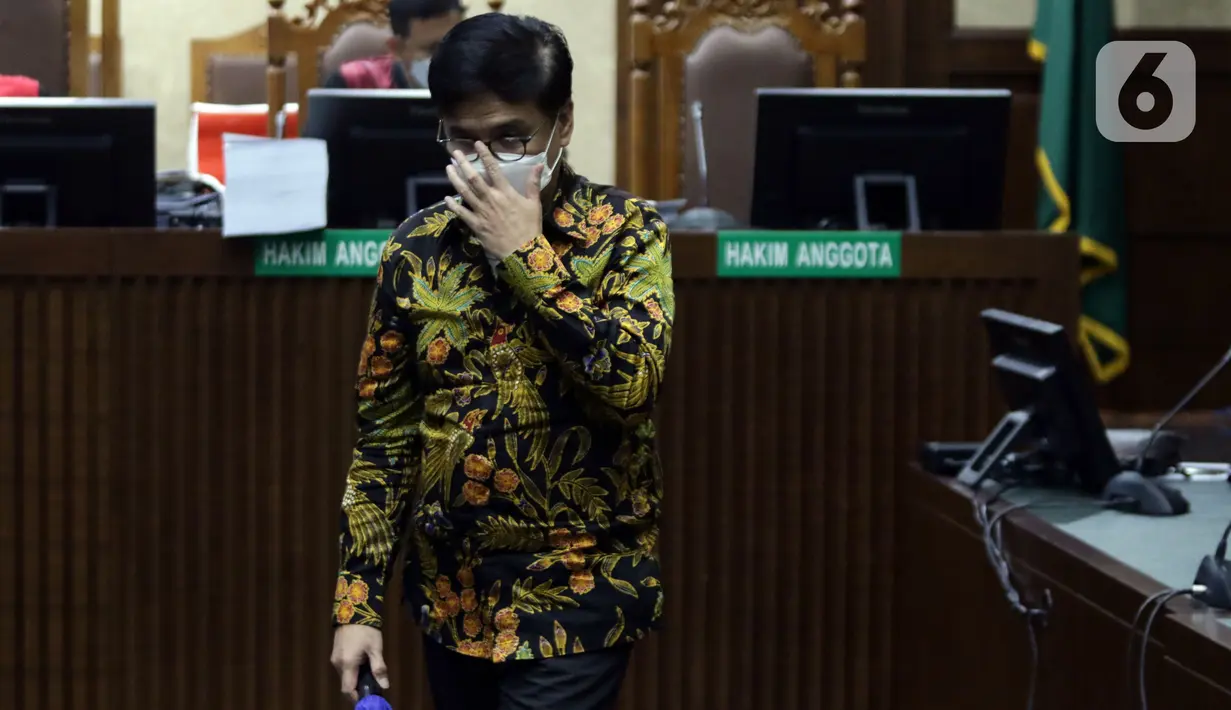 Terdakwa dugaan korupsi pengadaan tanah di Munjul, Jakarta Timur tahun 2019 yang juga Mantan Dirut PPSJ, Yoory Corneles Pinontoan usai pembacaan tuntutan di Pengadilan Tipikor Jakarta, Kamis (10/2/2022). Yoory dituntut 6 tahun 8 bulan penjara dan denda Rp 1 miliar. (Liputan6.com/Helmi Fithriansyah)