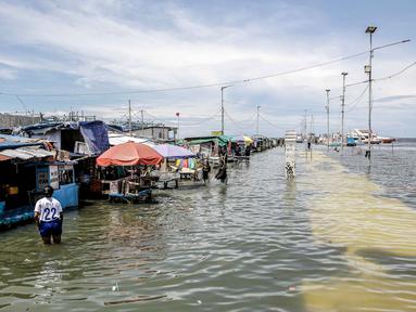 Kondisi banjir rob di kawasan Muara Angke, Jakarta, Selasa (9/11/2021). Badan Penanggulangan Bencana Daerah (BPBD) DKI Jakarta memperkirakan puncak musim hujan dan potensi rob di Ibu Kota terjadi pada Januari hingga Februari 2022. (Liputan6.com/Faizal Fanani)