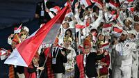 Kontingen Indonesia tampil memukau dengan mengenakan pakaian adat saat upacara pembukaan SEA Games 2025 di Stadion Nasional Rajamangala, Bangkok, pada Selasa (9/12/2025) malam WIB. (AFP/Lillian Suwanrumpha)