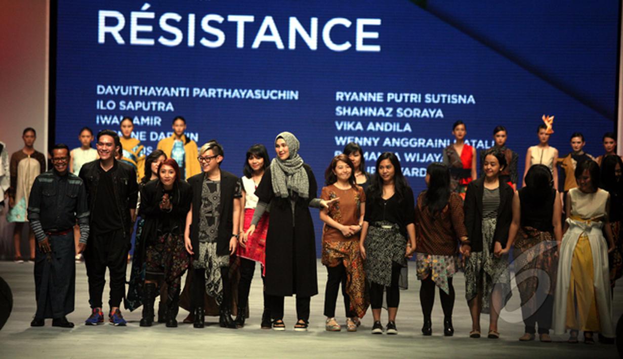 Para desainer dan model berjajar di catwalk dalam pembukaan Indonesia Fashion Week 2015 di JCC, Kamis (26/2). IFW 2015 menghadirkan 747 brand lokal, 230 desainer, 2.552 fashion outfit dan 32 pagelaran busana. (Liputan6.com/Panji Diksana)