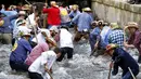 Para Nelayan berjuang untuk mendapatkan ikan saat hari nelayan di Memmingen, Jerman, Sabtu (25/7/2015). Peserta yang menangkap ikan terbesar akan diberi nama "Raja Nelayan" selama satu tahun. (REUTERS/Michaela Rehle)