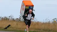 Tony Phoenix - Morrison sukses berlari selama tiga jam sembari memanggul kulkas kecil seberat 42 kg. (Foto: Miror.co.uk)