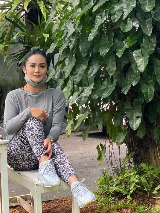 Usia hampir menginjak 50 tahun, Krisdayanti dipuji awet muda. Rupanya ia tampak rajin berolahraga untuk menjaga tubuhnya tetap bugar. Saat berolahraga, pelantun lagu Menghitung Hari itu tampil simpel dengan kaus panjang abu-abu dan celana senada. (Liputan6.com/IG/@krisdayantilemos)