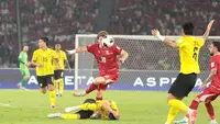 Aksi striker Timnas Indonesia, Ole Romeny saat menghadapi Malaysia dalam laga kedua Grup A FIFA ASEAN Cup 2026 di Stadion Utama Gelora Bung Karno, Jakarta, Senin (28/9/2026).