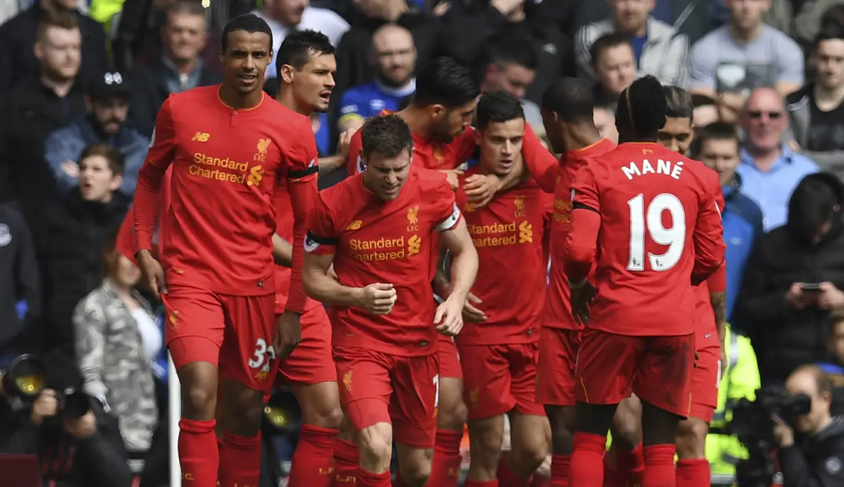 Para pemain Liverpool merayakan gol yang dicetak Philippe Coutinho ke gawang Everton. Kemenangan ini mengantar The Reds naik ke posisi ketiga, sementara Everton masih tertahan di peringkat tujuh. (AFP/Paul Ellis)