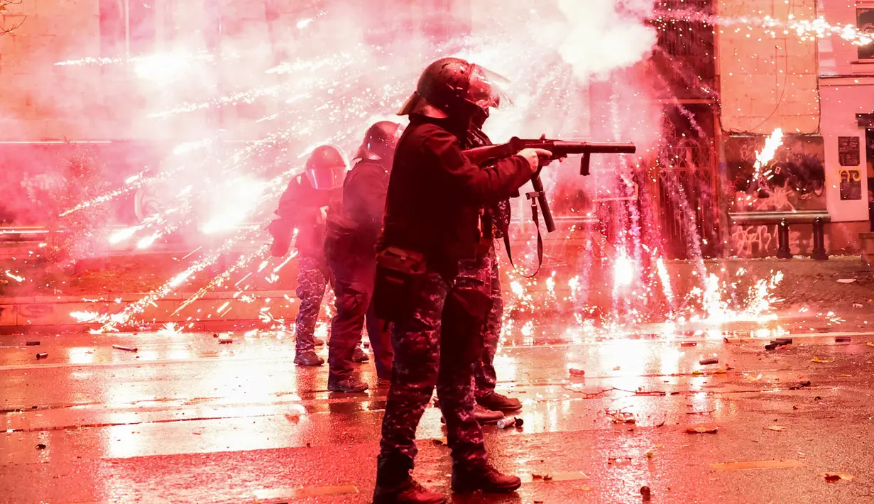 Kementerian Dalam Negeri Georgia mengatakan pada hari Minggu (1/12) bahwa 27 demonstran, 16 polisi, dan satu pekerja media dirawat di rumah sakit. (Giorgi ARJEVANIDZE/AFP)