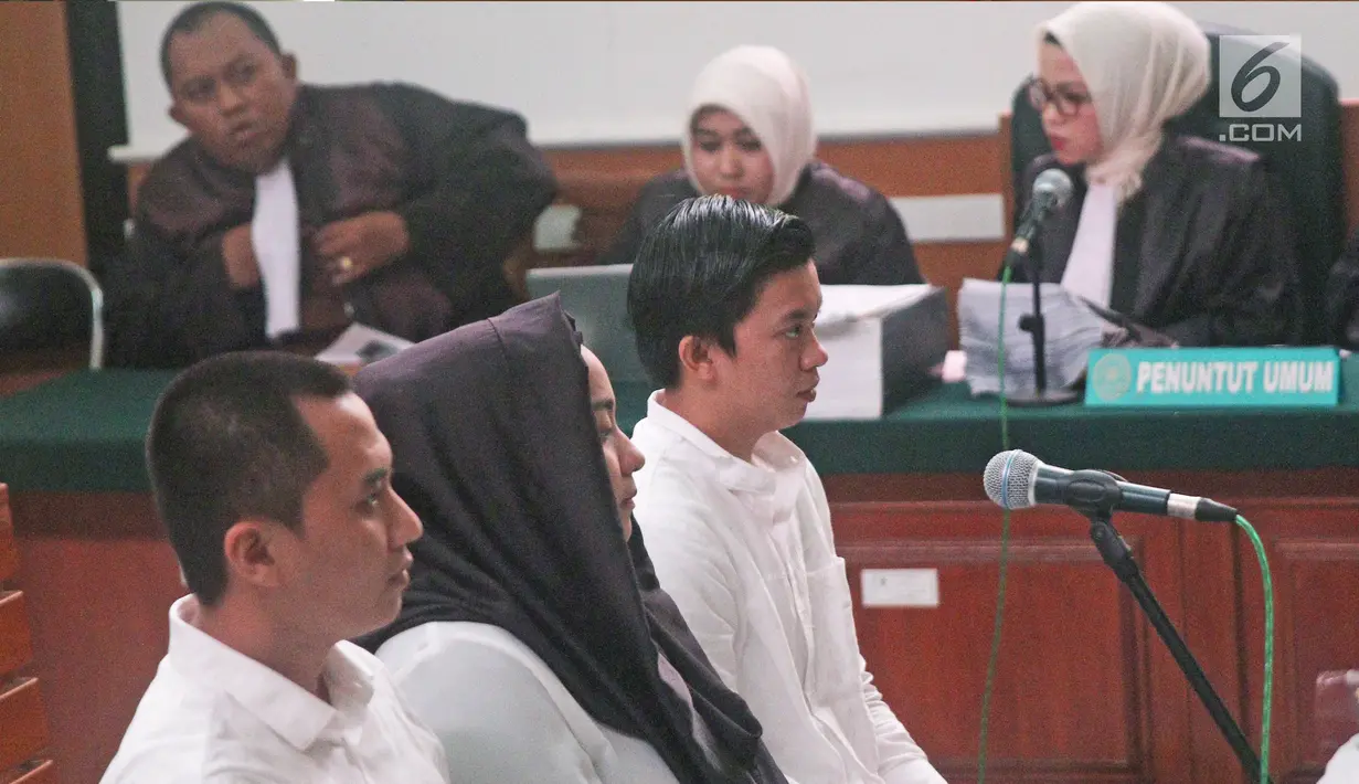 Terdakwa bos First Travel, Andika Surachman, Anniesa Hasibuan dan Siti Nuraidah alias Kiki menjalani sidang lanjutan di PN Depok, Senin (5/3). Sidang beragenda mendengarkan keterangan saksi itu menghadirkan artis Vicky Shu. (Liputan6.com/Herman Zakharia)