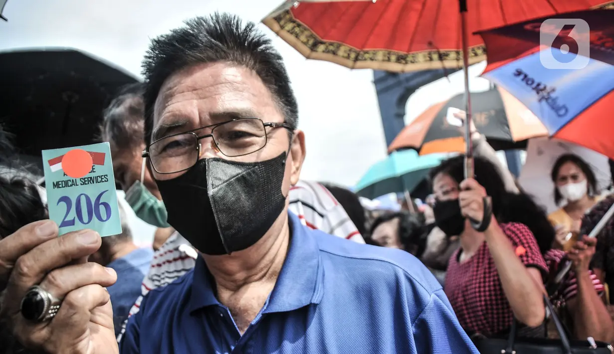 Seorang warga menunjukkan nomor antrean pemeriksaan kesehatan gratis oleh tim medis kesehatan dari Kapal RS Peace Ark milik Tentara Pembebasan Rakyat China (PLA) di kawasan JICT 2 Tanjung Priok, Jakarta Utara, Selasa (15/11/2022). Layanan pengobatan gratis ini berlangsung hingga 18 November 2022 dan mampu melayani 500 warga tiap harinya. (merdeka.com/Iqbal S. Nugroho)
