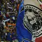 Suporter Arema FC mengibarkan bendera saat merayakan kemenangan atas PBFC di final Piala Presiden 2017 di Stadion Pakansari, Kab Bogor, Minggu (12/3). Arema FC juara Piala Presiden 2017. (Liputan6.com/Helmi Fithriansyah)