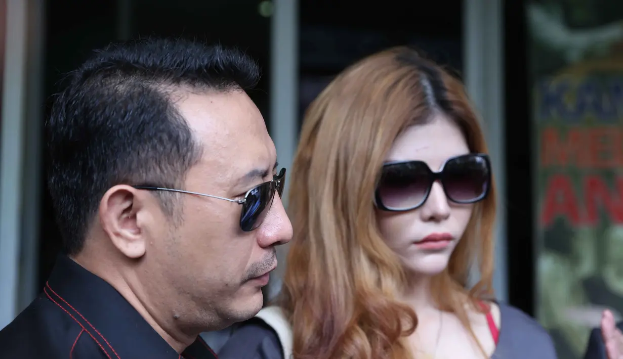 Setelah resmi bercerai dari Virginia Sumakud empat tahun silam, Sonny Tulung menjalin kasih dengan Cindy Lazar alias Chila. Dua tahun pasangan ini menjalin kisah asmara. Presenter ini akan menjadikan Cindy sebagai istrinya (Nurwahyunan/Bintang.com)