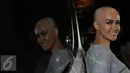 Julia Perez alias Jupe menunjukkan kepala pelontosnya saat ditemui di kawasan Kuningan, Jakarta, Senin (4/4/2016).  Hal ini dilakukan Jupe demi untuk memberi dukungan bagi perempuan pengidap kanker (Liputan6.com/Herman Zakharia)
