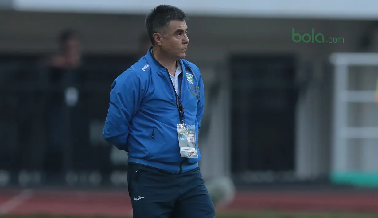 Pelatih Uzbekistan, Ravshan Xaydrov memimpin timnya melawan Korea Utara pada laga PSSI Anniversary Cu 2018 di Stadion Pakansari, Bogor, (26/4/2018). Uzbekistan dan Korea Utara bermain imbang 2-2. (Bola.com/Nick Hanoatubun)