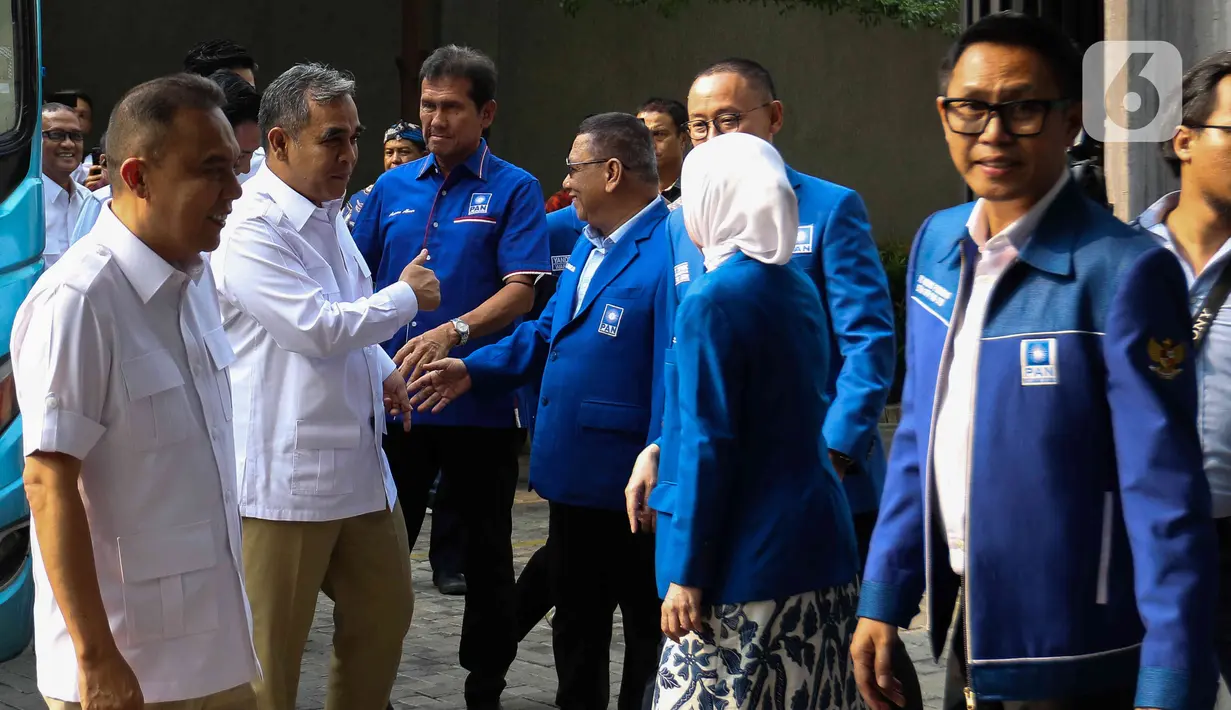 Kedatangan kader Partai Gerindra  pun langsung disambut oleh Wakil Ketua Umum PAN Yandri Susanto, Sekjen PAN Eddy Soeparno, Saleh Daulay, Nazaruddin, Eko Hendro Purnomo (Eko Patrio) dan elite PAN lainnya. (Liputan6.com/Herman Zakharia)