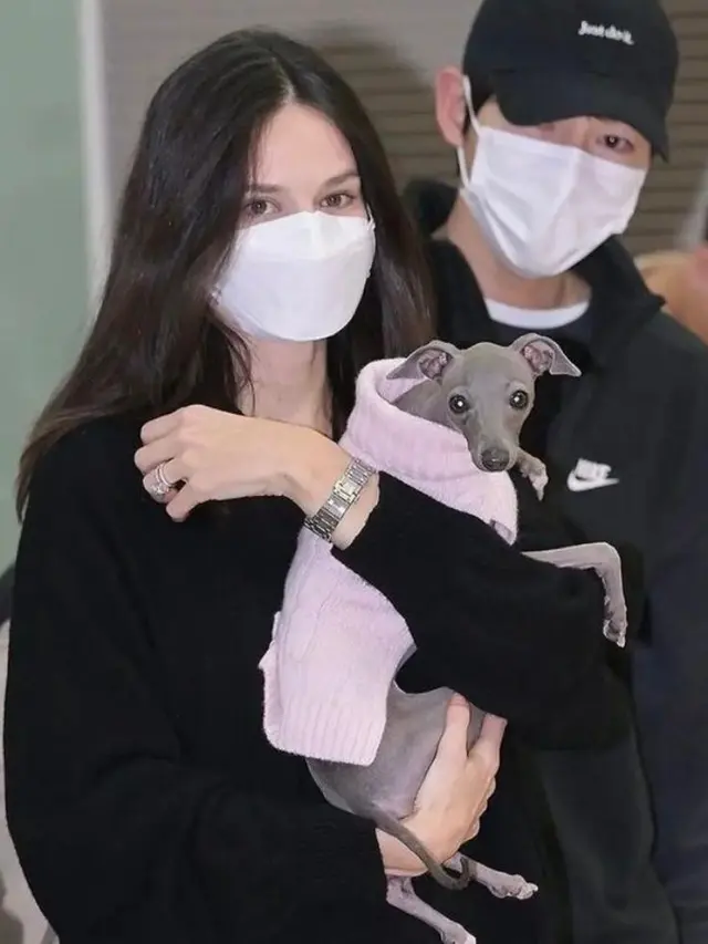Tampilan Perdana Song Joong Ki dan Katy Louise di Depan Publik Setelah Menikah, Kompak Serba Hitam