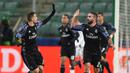 Bek Real Madrid, Dani Carvajal (kanan) dan James Rodriguez merayakan gol penyama kedudukan  3-3 pada laga grup F Liga Champions di Stadion Polish Army, Warsawa, Polandia (2/11/2016). (AFP/Janek Skarzynski)