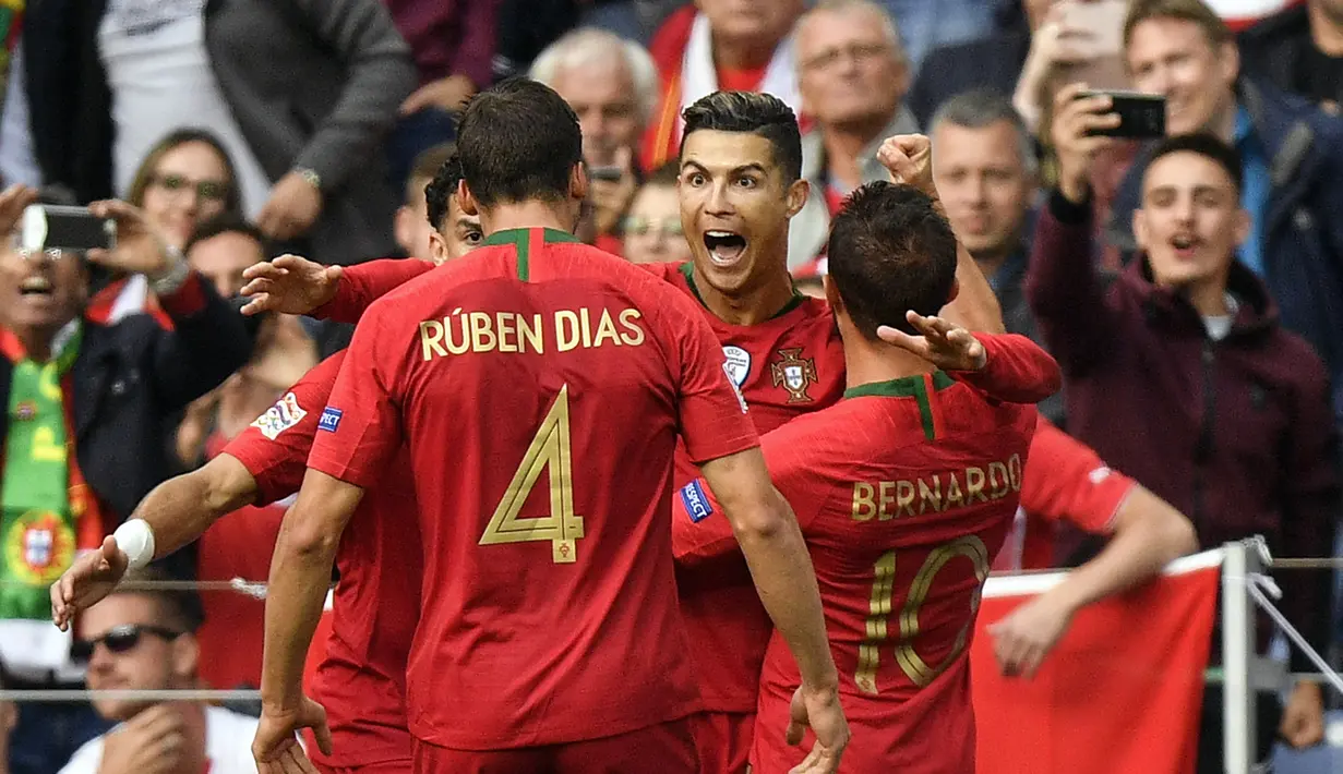 Pemain Portugal merayakan gol yang dicetak Cristiano Ronaldo ke gawang Swiss pada laga UEFA Nations League di Estadio Do Dragao pada Kamis (6/6) dini hari WIB. Portugal menang 3-1 atas Swiss. (AP/Martin Meissner)