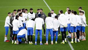 Pelatih Real Madrid asal Spanyol, Alvaro Arbeloa (tengah) bersama para pemain berkumpul dalam lingkaran selama sesi latihan jelang matchweek kedelapan Liga Champions 2025-2026 melawan SL Benfica di stadion Luz, Lisbon pada Selasa 27 Januari 2026. Kamis (29/1/2026) dini hari WIB nanti, Real Madrid akan bertanding di Estadio Da Luz. (FILIPE AMORIM/AFP)