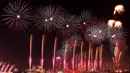 Pertunjukan kembang api terlihat di atas kompleks kebudayaan Katara selama perayaan untuk menandai dimulainya Idul Adha, Hari Raya Kurban, di Doha, Qatar, pada Rabu 27 Mei 2026. (Karim JAAFAR/AFP)