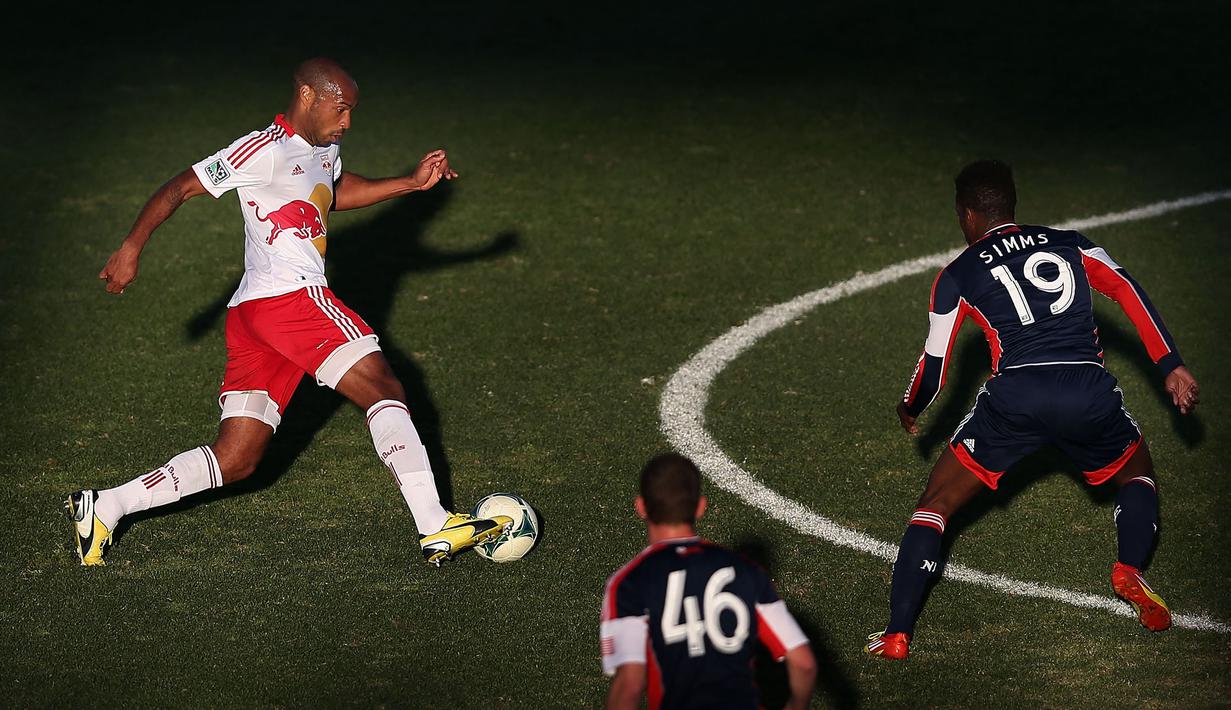 Pemain New York Red Bulls, Thierry Henry menggiring bola melewati pemain New England Revolution pada laga Desert Diamond Cup di Kino Sports Complex, Tucson, Arizona, 23 Februari 2013. Henry tercatat telah mengemas 51 gol dari 122 pertandingan sejak 2010 hingg 2015 (AFP/Getty Images/Christian Petersen)
