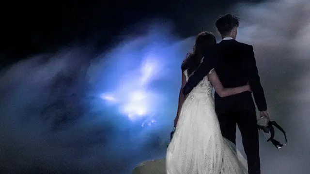 Menantang Maut, Pasangan Ini Nekat Prewedding di Kawah Ijen