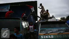 Sejumlah anak terlihat bermain di atas mobil di pengungsian Sinabung, Desa Batu Karang, Medan, Sabtu (4/7/2015). Sebanyak 1254 jiwa dari desa Gursinayan sudah mengungsi selama 1 bulan. (Liputan6.com/JohanTallo)