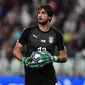 Kiper Italia, Mattia Perin saat berlaga melawan Belanda dalam pertandingan persahabatan di Stadion Allianz di Turin, Italia (4/6). Pada pertandingan itu Italia bermain imbang 1-1 atas Belanda. (AFP Photo/Miguel Medina)