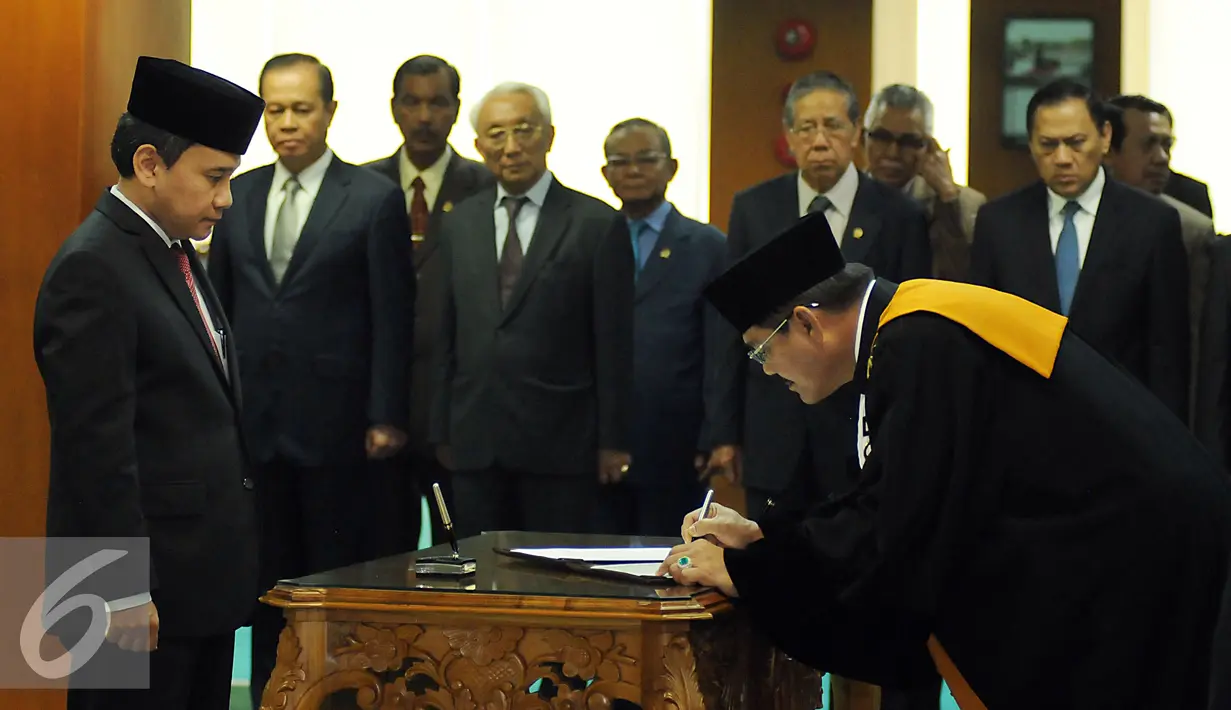 Ketua Mahkamah Agung, Hatta Ali (kanan) menandatangani nota pelantikan Mirza Adityaswara sebagai Anggota Dewan Komisioner Otoritas Jasa Keuangan di Sekretariat Mahkamah Agung, Jakarta, Kamis (20/8/2015). (Liputan6.com/Helmi Fithriansyah)