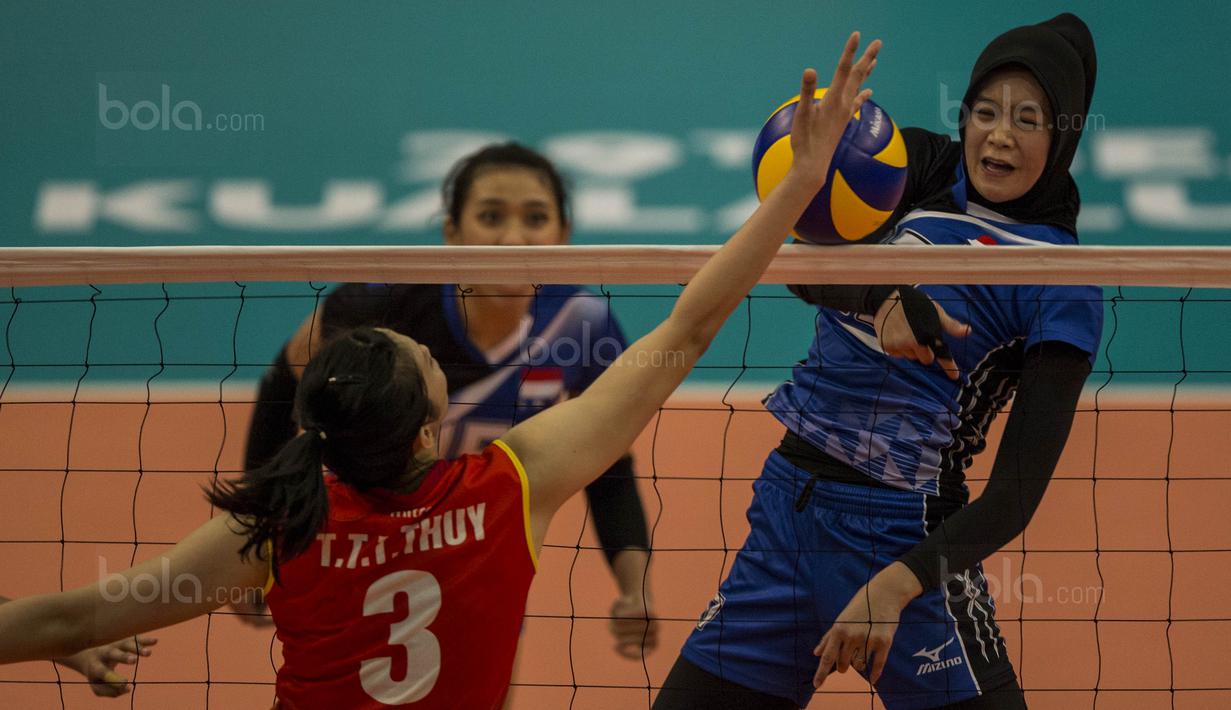 Pevoli Indonesia, Wilda Siti Nurfadhilah, melakukan smash saat melawan Vietnam pada laga SEA Gmaes di MITEC, Kuala Lumpur, Sabtu (26/8/2017). Indonesia lolos ke final setelah menang 3-2 atas Vietnam. (Bola.com/Vitalis Yogi Trisna)