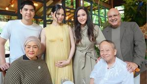 Potret keluarga besar Al Ghazali-Alyssa Daguise di momen gender reveal. [Foto: IG/@maiaestiantyreal]