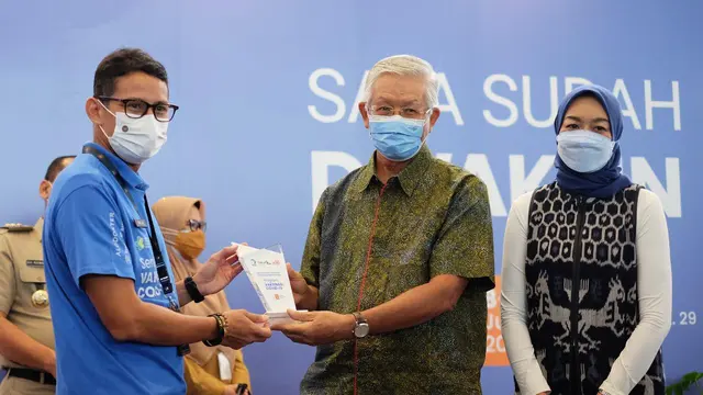 Sandiaga Uno Menteri Pariwisata & Ekonomi Kreatif dan Bacelius Ruru President Director PT. Agung Podomoro Land Tbk. di sela – sela acara program sentra vaksin Covid – 19 pelaku parekraf di Central Park dan Neo Soho Mall Jakarta (8/6).