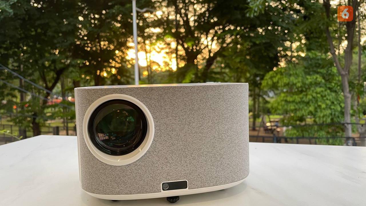 Proyektor cerdas Polytron yang hadir dengan Netflix dan YouTube serta build in speaker (Liputan6.com/ Agustin Setyo Wardani)