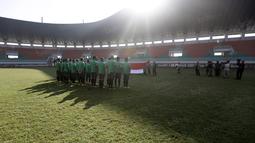 Para pemain Timnas Indonesia Upacara memperingati HUT RI ke-71 di Stadion Pakansari, Bogor, Rabu (17/82016). (Bola.com/Nicklas Hanoatubun)