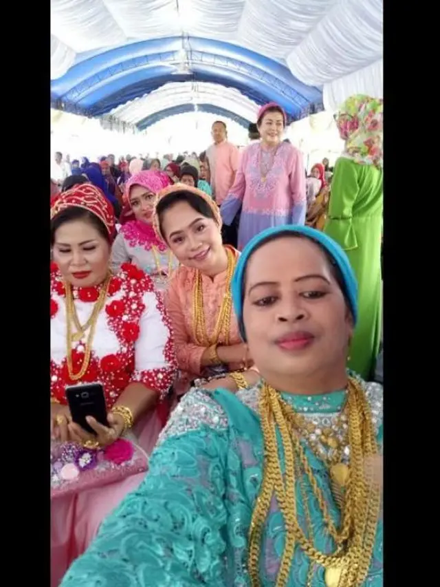 [Bintang] Pakaiannya Sih Biasa, tapi Coba Lihat Perhiasan yang Dipakai Satu Keluarga Ini