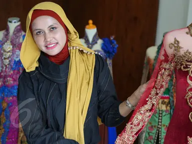 Hanif Aisyah Nanjaya dipercaya sebagai desainer pakaian resepsi Gibran Rakabuming dan Selvi Ananda, Solo, Senin (8/6/2015). Hanif Aisyah mengaku bangga bisa membuat baju pengantin untuk putra Presiden RI. (Liputan6.com/Faizal Fanani)
