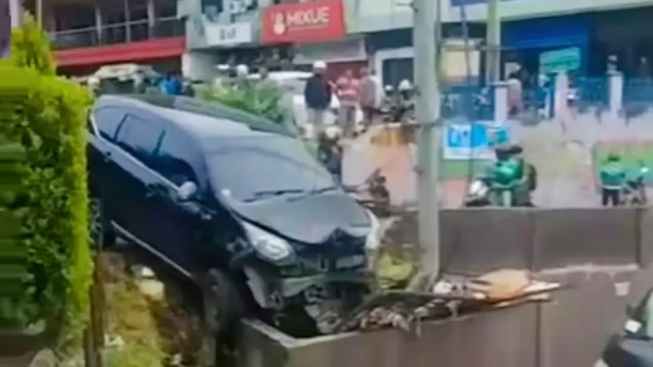 Mobil yang terlibat kecelakaan maut di Jalan Jenderal Sudirman Pekanbaru.