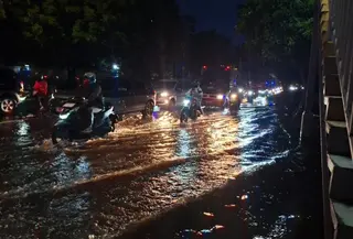 Jalan Daan Mogot Masih Banjir Senin Malam (AntaraNews)